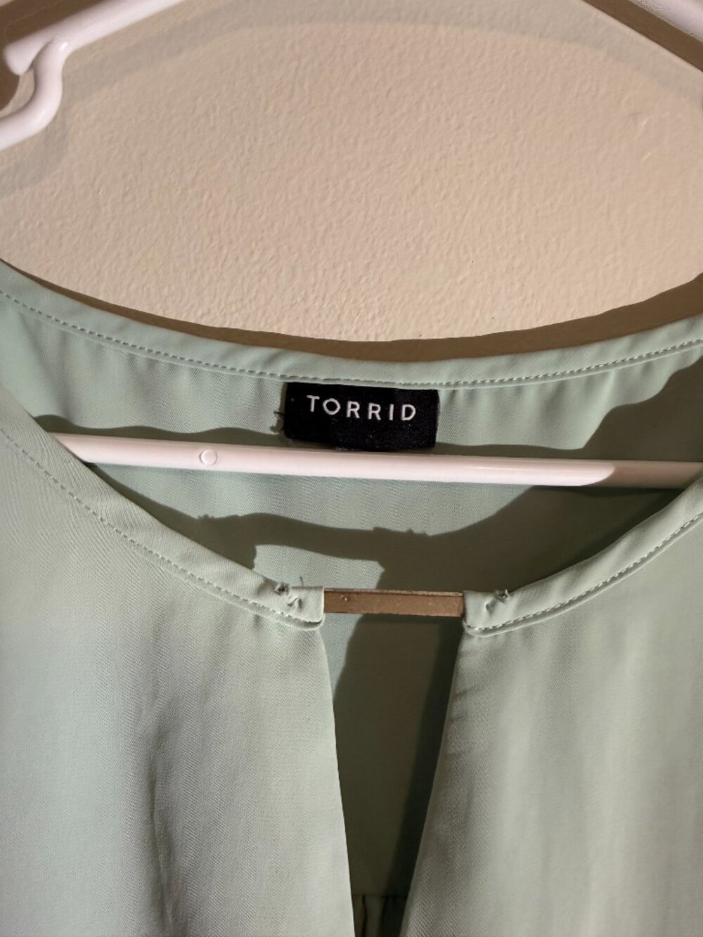 Torrid Mint Green Georgette Sleeveless Blouse Keyhole Metal Bar Top | XL - Picture 2 of 2